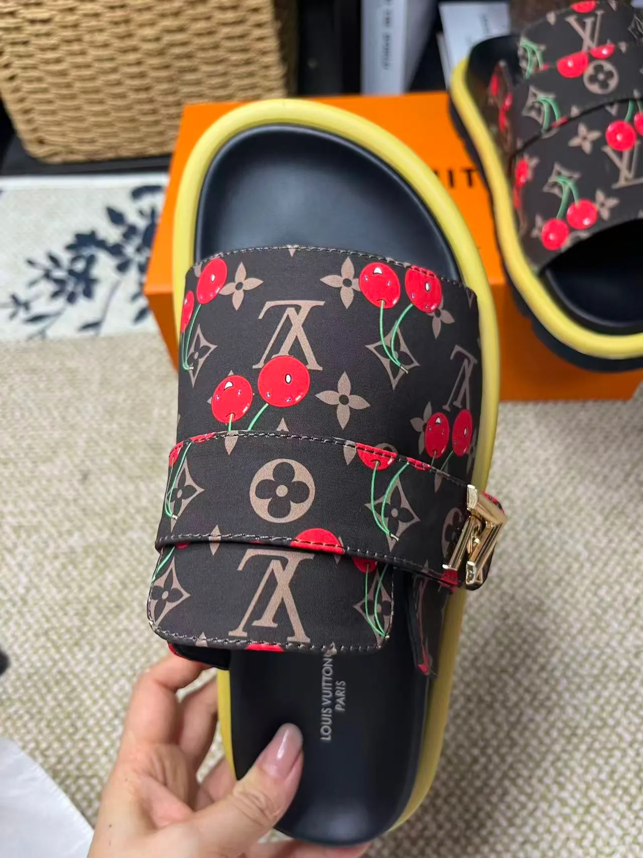 P340 [New Style] [LOUIS VUITTON] Louis Vuitton, LV printing, men's and women's slippers are now on the market, packed in drawer boxes with cloth bags and cards, the upper pattern looks very soft and waxy, and is a super versatile leg slimming tool. Fabric: imported denim/canvas/old fabric, LV hardware LOGO, official website pattern printing, comfortable to wear, feet: high-elastic PU water table. Sole: foam sole, heel height: about 5cm. Code number: 35-46, 35, 45, 46 are custom-made and non-returnable. Color: multiple colors and styles available.